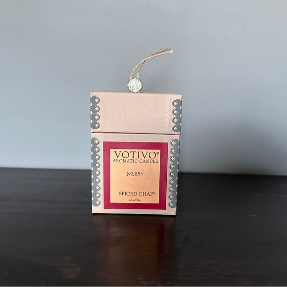 Votivo Spiced Chai Aromatic Candle NWT - Picture 4 of 5